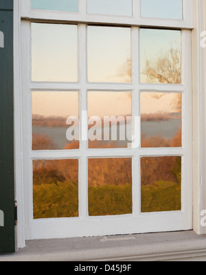 Präsident George Washington nach Hause in Mount Vernon in Virginia mit Blick auf Fluss spiegelt sich in Fenstern Stockfoto