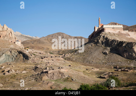 Ishak Pasa Palast gesehen in der Landschaft, Dogubayazit, Nord-Ost-Anatolien, Türkei, Asien Stockfoto