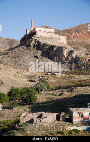 Ishak Pasa Palast gesehen in der Landschaft, Dogubayazit, Nord-Ost-Anatolien, Türkei, Asien Stockfoto