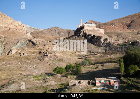 Ishak Pasa Palast gesehen in der Landschaft, Dogubayazit, Nord-Ost-Anatolien, Türkei, Asien Stockfoto