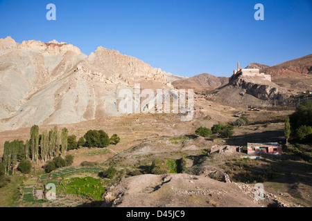 Ishak Pasa Palast gesehen in der Landschaft, Dogubayazit, Nord-Ost-Anatolien, Türkei, Asien Stockfoto