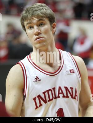 Bloomington, Indiana, USA. 5. März 2013. Indiana Hoosiers bewachen Jordan Hüllen (1) erwärmt sich vor eine NCAA Basketball-Spiel zwischen Ohio State University und der Indiana University in der Assembly Hall in Bloomington, Indiana. Stockfoto