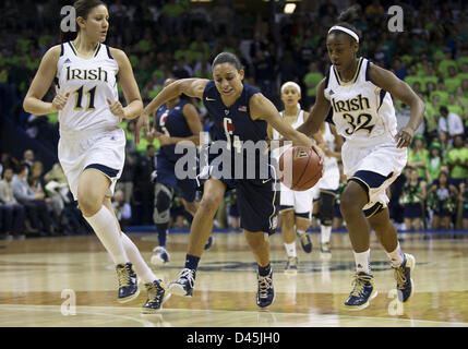 South Bend, Indiana, USA. 4. März 2013. Connecticut Wache Bria Hartley (14) steuert den Ball, wie Notre Dame Wache Jewell Loyd (32) und Notre Dame vorwärts Natalie Achonwa (11) verteidigen, während der NCAA Basketball Spiel Action zwischen den Notre Dame Fighting Irish und die Connecticut Huskies im Purcell-Pavillon im Joyce Center in South Bend, Indiana. Notre Dame besiegte Connecticut 96-87 in dreifacher Überstunden. Stockfoto