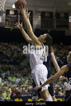 South Bend, Indiana, USA. 4. März 2013. Notre Dame nach vorne steigt Natalie Achonwa (11) für eine Aufnahme während der NCAA Basketball Spiel Action zwischen den Notre Dame Fighting Irish und die Connecticut Huskies im Purcell-Pavillon im Joyce Center in South Bend, Indiana. Notre Dame besiegte Connecticut 96-87 in dreifacher Überstunden. Stockfoto