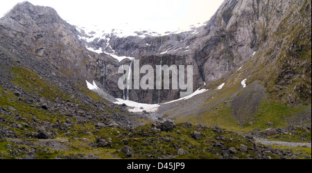 Nachschlagen der Seitenwand gerade westlich von dem Hause Tunnel, Highway 94, auf der Strecke von Te Anau zum Milford Sound, Fiordland Nation Stockfoto