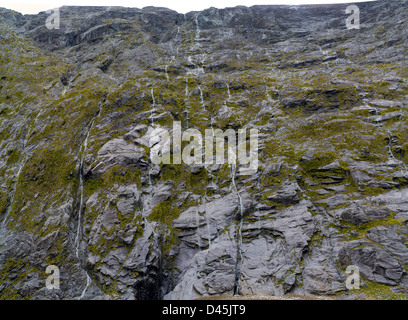 Nachschlagen der Seitenwand gerade westlich von dem Hause Tunnel, Highway 94, auf der Strecke von Te Anau zum Milford Sound, Fiordland Nation Stockfoto