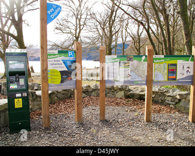 Informationstafeln und Parkplatz zu zahlen und Anzeige bei Sallochy Bay Loch Lomond Stockfoto