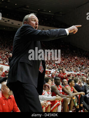 Bloomington, Indiana, USA. 5. März 2013. Ohio State Buckeyes Cheftrainer Thad Matta reagiert auf einen Anruf auf dem Platz bei einem NCAA Basketball-Spiel zwischen Ohio State University und der Indiana University in der Assembly Hall in Bloomington, Indiana. Stockfoto