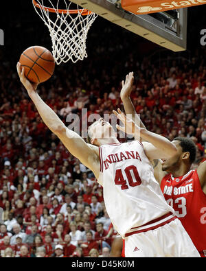 Bloomington, Indiana, USA. 5. März 2013. Indiana Hoosiers weiterleiten Cody Zeller (40) Laufwerke in den Korb während einer NCAA Basketball-Spiel zwischen Ohio State University und der Indiana University in der Assembly Hall in Bloomington, Indiana. Stockfoto