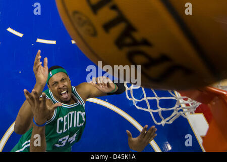 Philadelphia, USA. 5. März 2013: Boston Celtics small forward Paul Pierce (34) Uhren sein Schuss Versuch während der NBA-Spiel zwischen den Boston Celtics und die Philadelphia 76ers im Wells Fargo Center in Philadelphia, Pennsylvania. Die Boston Celtics schlagen die Philadelphia 76ers, 109-101. Stockfoto