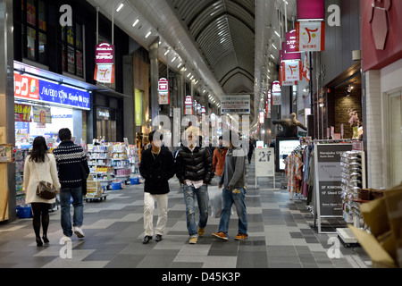 Jugendliche, die ein Spaziergang durch Kyotos Sanjo Shopping District Stockfoto