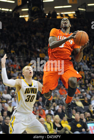 Iowa City, Iowa, USA. 5. März 2013. Brandon Paul (3) gilt für einen Schuss für die Illini, wie Iowa Aarobn White (30) bei einem Big Ten Conference-Basketball-Spiel zwischen Illinois und Iowa in Iowa City Carver Hawkeye Arena blickt auf. Iowa gewann 63-55. Stockfoto