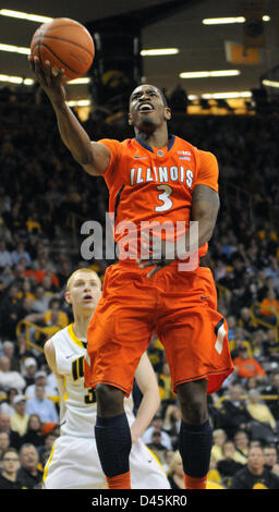 Iowa City, Iowa, USA. 5. März 2013. Brandon Paul (3) steigt für einen Schuss für die Illini bei einem Big Ten Conference-Basketball-Spiel zwischen Illinois und Iowa in Iowa City Carver Hawkeye Arena. Iowa gewann 63-55. Stockfoto