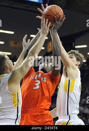 Iowa City, Iowa, USA. 5. März 2013. Die Illini Brandon Paul (3) ist bei einer Big Ten Conference-Basketball-Spiel zwischen Illinois und Iowa in Iowa City Carver Hawkeye Arena Hawkeyes umgeben. Iowa gewann 63-55. Stockfoto