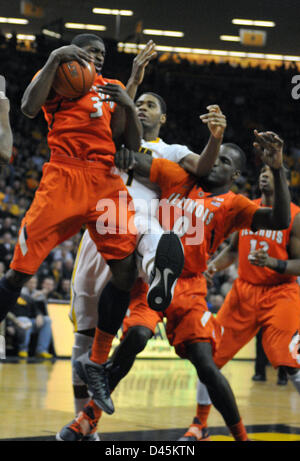 Iowa City, Iowa, USA. 5. März 2013. Die Illini Brandon Paul (3) schleppt sich eine Erholung bei einem Big Ten Conference-Basketball-Spiel zwischen Illinois und Iowa in Iowa City Carver Hawkeye Arena. Iowa gewann 63-55. Stockfoto