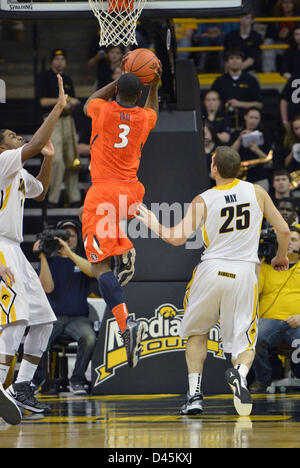 Iowa City, Iowa, USA. 5. März 2013. Die Illini Brandon Paul macht sich bereit zu machen einen Sprung [Schuss bei einem Big Ten Conference-Basketball-Spiel zwischen Illinois und Iowa in Iowa City Carver Hawkeye Arena. Iowa gewann 63-55. Stockfoto