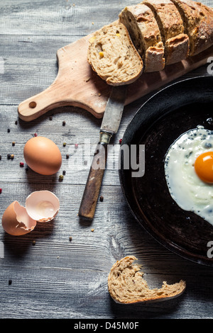 Frisch gebratenes Ei und Eierschale Stockfoto