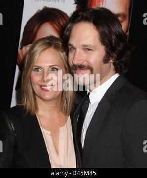 5. März 2013 - New York, New York, USA - PAUL RUDD und seine Frau JULIE YAEGER besuchen die New Yorker Premiere von "Aufnahme" im AMC Loews Lincoln Square Theater statt. (Bild Kredit: Nancy Kaszerman/ZUMAPRESS.com ©) Stockfoto