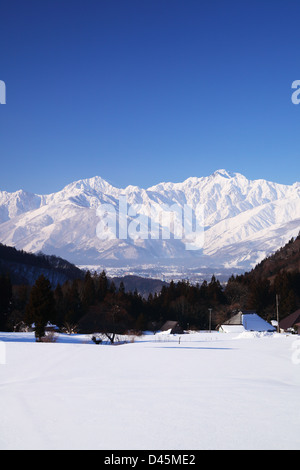 Japanischen Alpen Aussicht von Hakuba Dorf Aoni im winter Stockfoto