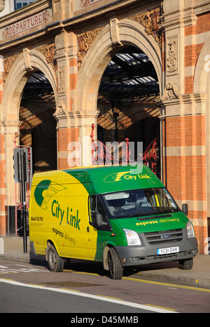 City Link van parkten außerhalb Leicester Station, Leicester, England, UK Stockfoto