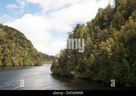 Eingabe von dem Gordon River von Macquarie Harbour, Tasmanien Stockfoto