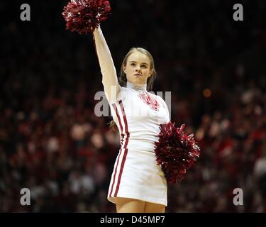 Bloomington, Indiana, USA. 5. März 2013. Indiana Hoosiers Cheerleader bei einem NCAA Basketball-Spiel zwischen Ohio State University und der Indiana University in der Assembly Hall in Bloomington, Indiana. Ohio State verärgert #2 Indiana 67 58. Stockfoto