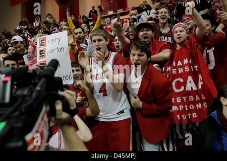 Bloomington, Indiana, USA. 5. März 2013. Indiana Hoosiers Fans jubeln bei einem NCAA Basketball-Spiel zwischen Ohio State University und der Indiana University in der Assembly Hall in Bloomington, Indiana. Ohio State verärgert #2 Indiana 67 58. Stockfoto