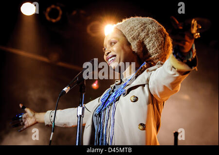 Toronto, Ontario, Kanada. 5. März 2013. Grammy Award-Winning amerikanischer Singer-Songwriter, Musikproduzent, Aktivist und Schauspielerin ERYKAH BADU funktioniert ausverkaufter Show im Kool Haus. (Bild Kredit: Kredit: Igor Vidyashev/ZUMAPRESS.com/Alamy Live-Nachrichten) Stockfoto