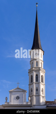 Hohen Turm der St. Michaelskirche Clocktower. Einen strahlend blauen Himmel den Turm Piercing funkelt in der Sonne. Stockfoto