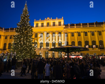 Annaberger Markt in Schönbrunn. Besucher zu einer Wiener Chrismas Market Masse an Tischen zu trinken Punsch. Stockfoto