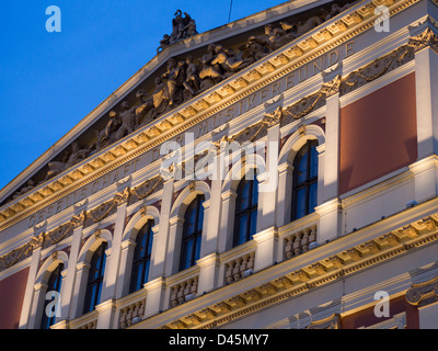 Vordere Fassade des Wiener Musikvereins. Am frühen Abend Blick auf die Fassade dieser ehrwürdigen und schönen Konzertsaal. Stockfoto