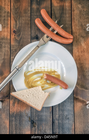 halb gegessen Wiener mit Senf und toast Stockfoto