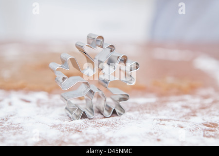 Nahaufnahme von Stern geformte Lebkuchen Teig Cutter auf Küchentisch Stockfoto