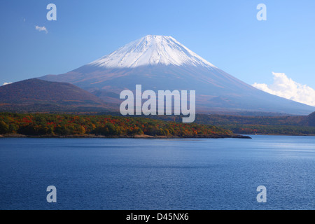 Mt. Fuji und Lake Motosu im Herbst, Yamanashi, Japan Stockfoto