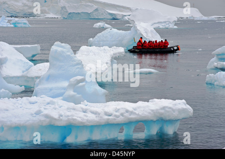 Eine Partei der Antarktis Touristen navigieren die Eisberge von Paradise Harbour in einem Zodiac Stockfoto