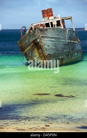 Ein verfallenes Boot gestrandet auf New Island auf den Falkland-Inseln Stockfoto