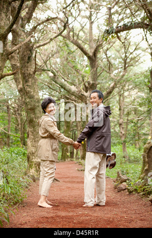 mittleren Alters Fuß zurück drehen und dabei den zusammen in der Natur Stockfoto