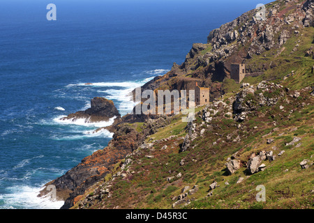 Die Krone-Zinn-Minen auf der schroffen Küste Cornwalls auf Botallack in der Nähe von St Just in Cornwall, England. Stockfoto