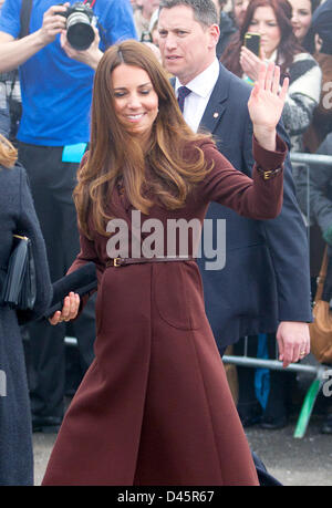 Grimsby, UK. 5. März 2013. Catherine Duchess of Cambridge besucht Humberside Fire und Rettungsdienst, Spitzen Lane Feuerwache, während eines Staatsbesuches in der Hafenstadt Grimsby, England, 5. März 2013. Foto: RPE-Albert Nieboer/Dpa/Alamy Live News Stockfoto