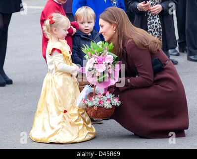 Grimsby, UK. 5. März 2013. Catherine Duchess of Cambridge besucht Humberside Fire und Rettungsdienst, Spitzen Lane Feuerwache, während eines Staatsbesuches in der Hafenstadt Grimsby, England, 5. März 2013. Foto: RPE-Albert Nieboer/Dpa/Alamy Live News Stockfoto