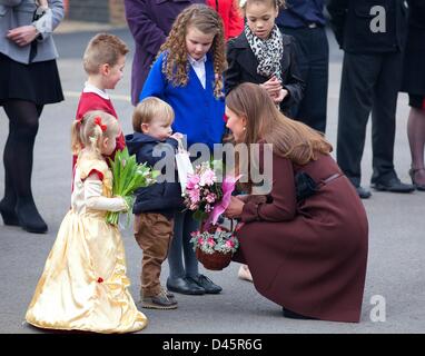 Grimsby, UK. 5. März 2013. Catherine Duchess of Cambridge besucht Humberside Fire und Rettungsdienst, Spitzen Lane Feuerwache, während eines Staatsbesuches in der Hafenstadt Grimsby, England, 5. März 2013. Foto: RPE-Albert Nieboer/Dpa/Alamy Live News Stockfoto