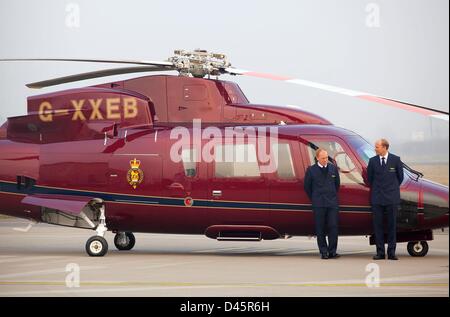 Grimsby, UK. 5. März 2013. Catherine Duchess of Cambridge besucht Humberside Fire und Rettungsdienst, Spitzen Lane Feuerwache, während eines Staatsbesuches in der Hafenstadt Grimsby, England, 5. März 2013. Foto: RPE-Albert Nieboer/Dpa/Alamy Live News Stockfoto