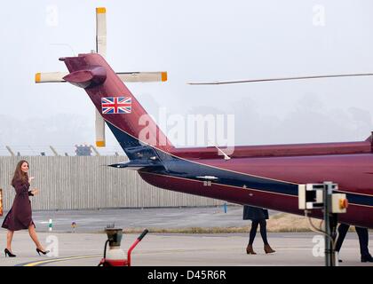 Grimsby, UK. 5. März 2013. Catherine Duchess of Cambridge besucht Humberside Fire und Rettungsdienst, Spitzen Lane Feuerwache, während eines Staatsbesuches in der Hafenstadt Grimsby, England, 5. März 2013. Foto: RPE-Albert Nieboer/Dpa/Alamy Live News Stockfoto