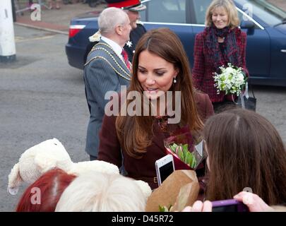 Grimsby, UK. 5. März 2013. Catherine Duchess of Cambridge besucht Humberside Fire und Rettungsdienst, Spitzen Lane Feuerwache, während eines Staatsbesuches in der Hafenstadt Grimsby, England, 5. März 2013. Foto: RPE-Albert Nieboer/Dpa/Alamy Live News Stockfoto