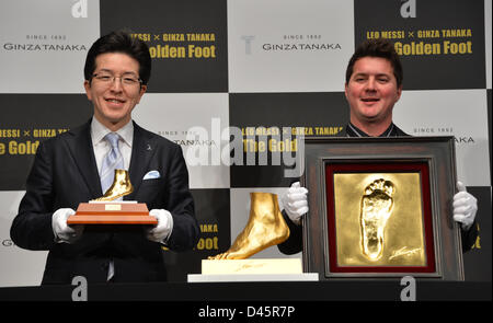 Tokio, Japan. 6. März 2013. Rodrigo Messi, rechts, älterer Bruder von vier Mal FIFA Ballon d ' or Gewinner Lionel Messi FC Barcelona präsentiert 'The Golden Foot' für eine Sneak-Preview in Tokio auf Mittwoch, 6. März 2013. Die 25 Karat-goldene-Objekt, gegossen aus der Form von den Fußball-Superstar linken Fuß, ist auf Verkauf für US $5.217.226 in Tokios Juweliergeschäft "Ginza Tanaka." Auf der linken Seite ist Masakazu Tanaka, Präsident des Shops. (Foto von Natsuki Sakai/AFLO/Alamy Live-Nachrichten) Stockfoto