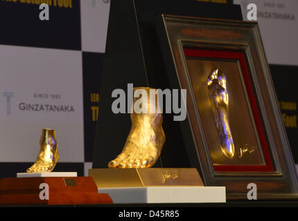 Tokio, Japan. 6. März 2013. "Die goldenen Fuß," werfen ein 25-Karat-gold-Objekt aus der Form des linken Fußes der viermalige FIFA Ballon d ' or Gewinner Lionel Messi FC Barcelona und seinen Nachbau sind auf Mittwoch, 6. März 2013 auf eine Sneak Preview in Tokio gezeigt. Die goldene Fuß ist auf Verkauf für US $5.217.226 in Tokios Juweliergeschäft "Ginza Tanaka." Rechts ist die 24-Karat Fußdruck von Messi Wert U.S$93,905. (Foto von Natsuki Sakai/AFLO/Alamy Live-Nachrichten) Stockfoto