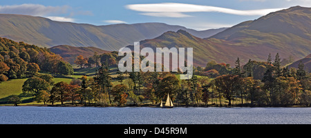 Segeln auf Ullswater im Lake District auf einem sonnigen herbstlichen Tag die Cumbrian Mountains im Hintergrund. Stockfoto