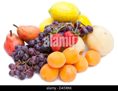 Stillleben mit Zitronen, Birnen, Trauben, Erdbeeren auf weißem Hintergrund Stockfoto