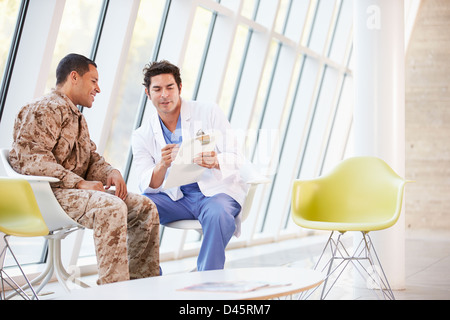 Arzt Beratung Soldaten leiden unter Stress Stockfoto