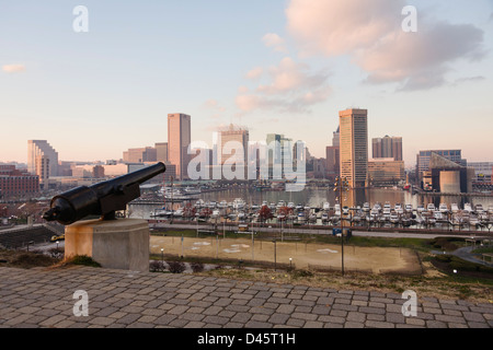 Kanone auf Federal Hill wies auf die Inner Harbor in Baltimore, Maryland, USA Stockfoto